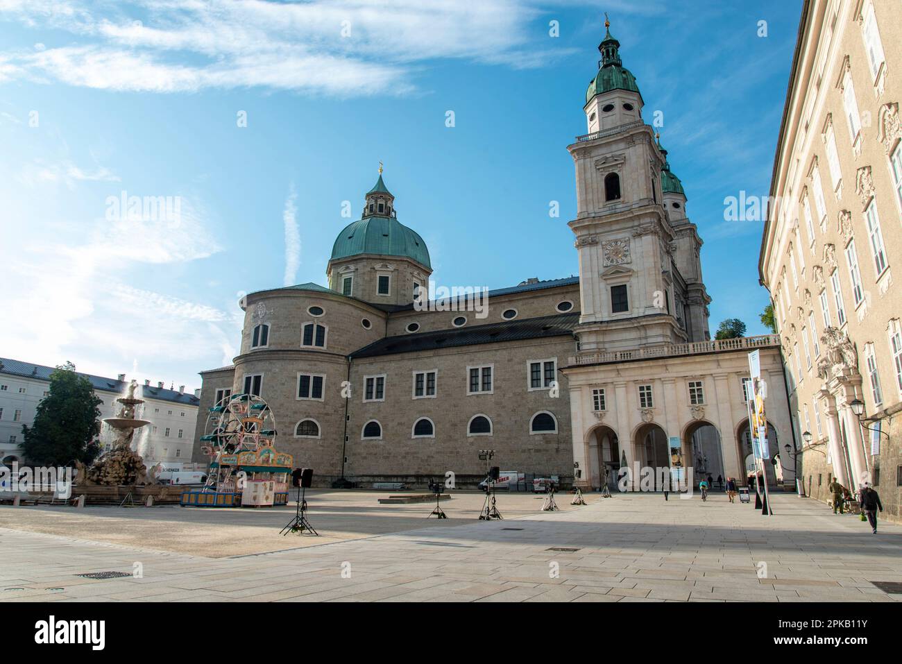 Am frühen Morgen auf dem Residenzplatz in Salzburg, Blick auf den Dom, Residenz Schloss in der rechten Ecke, Österreich Stockfoto