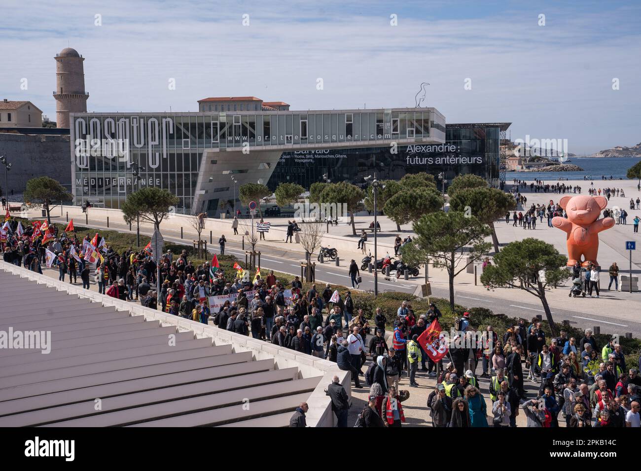 Marseille, Frankreich. 06. April 2023. Ein allgemeiner Überblick über die Demonstration in Marseille, Frankreich, am 06. April 2023. Demonstranten gegen die Rentenreform demonstrierten entlang der Straßen von Marseille gegen die Rentenreform, die das Rentenalter von 62 auf 64 Jahre anheben würde. Kredit: SOPA Images Limited/Alamy Live News Stockfoto