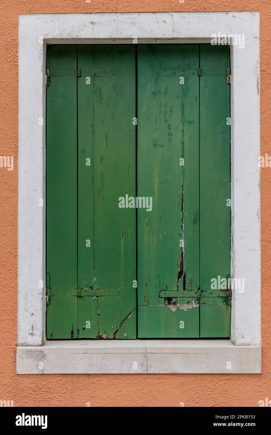 Rollläden der Insel Burano. Farbenfrohe Fensterläden auf der Insel Murano in der Nähe von Venedig. Hintergrunddesigns und Architektur. Italienischer Stil und Charme. Stockfoto