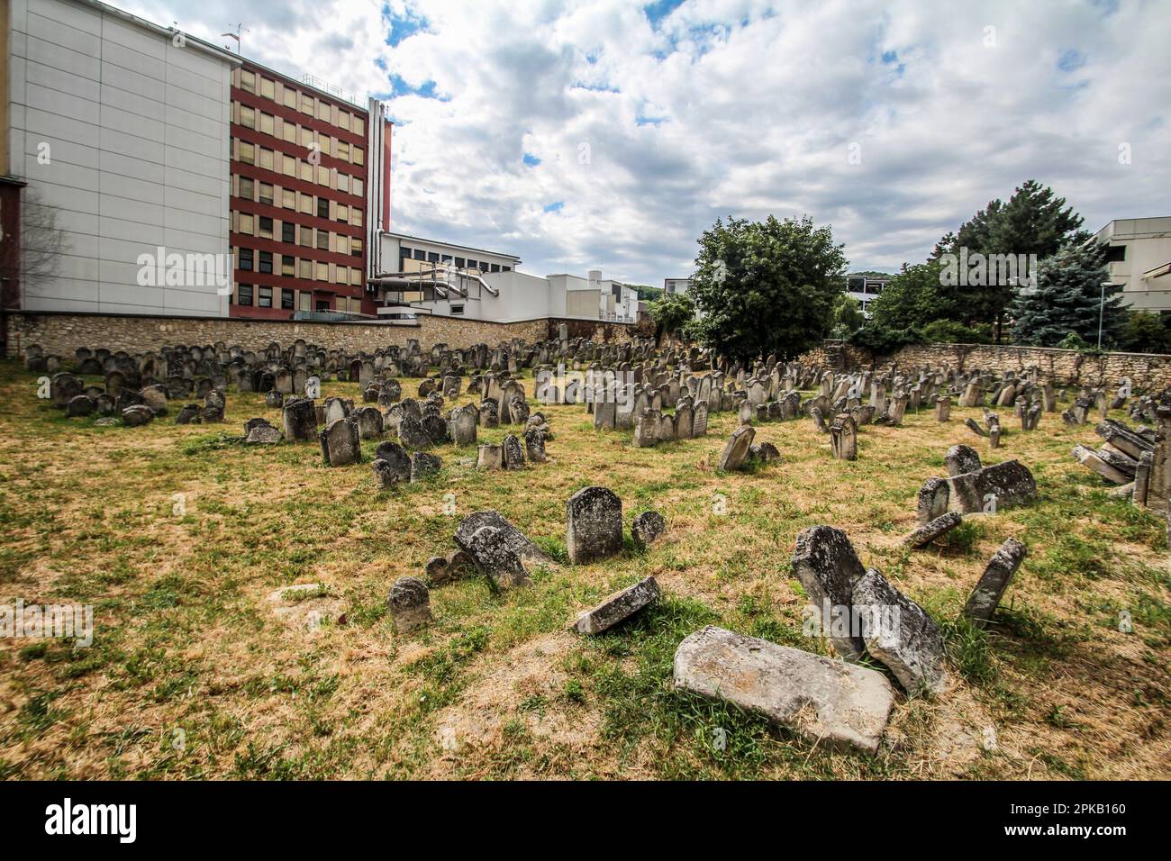 Alter jüdischer Friedhof zwischen Wohnhäusern in Eisenstadt, Österreich Stockfoto