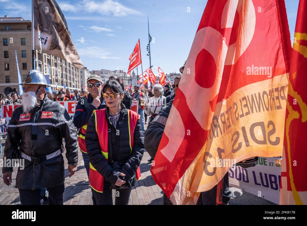 Marseille, Frankreich. 06. April 2023. Feuerwehrmann bei einer Demonstration in Marseille, Frankreich, am 06. April 2023 gesehen. Demonstranten gegen die Rentenreform demonstrierten entlang der Straßen von Marseille gegen die Rentenreform, die das Rentenalter von 62 auf 64 Jahre anheben würde. Kredit: SOPA Images Limited/Alamy Live News Stockfoto