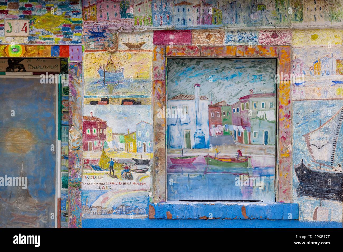 Rollläden der Insel Burano. Farbenfrohe Fensterläden auf der Insel Murano in der Nähe von Venedig. Hintergrunddesigns und Architektur. Italienischer Stil und Charme. Stockfoto