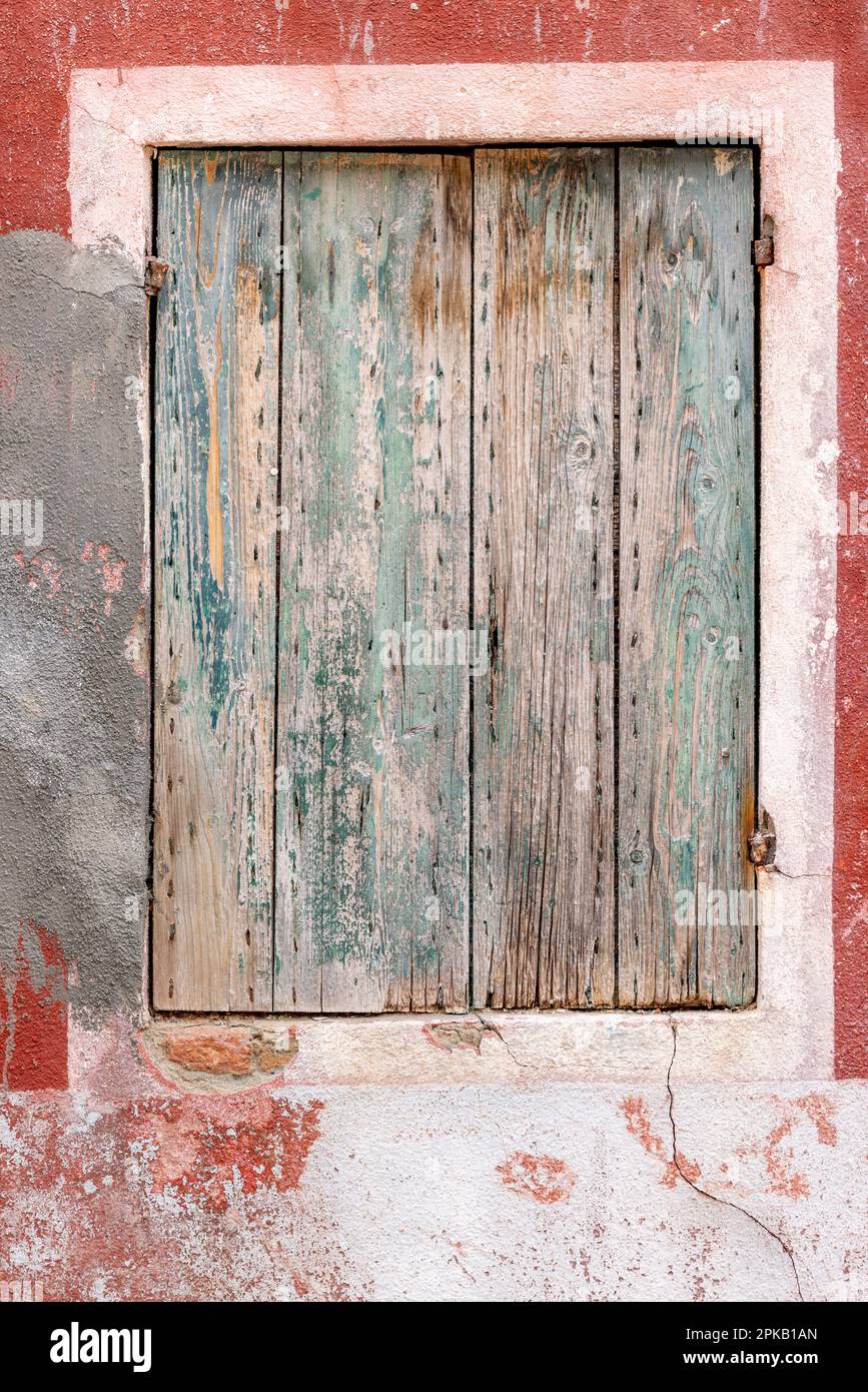 Rollläden der Insel Burano. Farbenfrohe Fensterläden auf der Insel Murano in der Nähe von Venedig. Hintergrunddesigns und Architektur. Italienischer Stil und Charme. Stockfoto