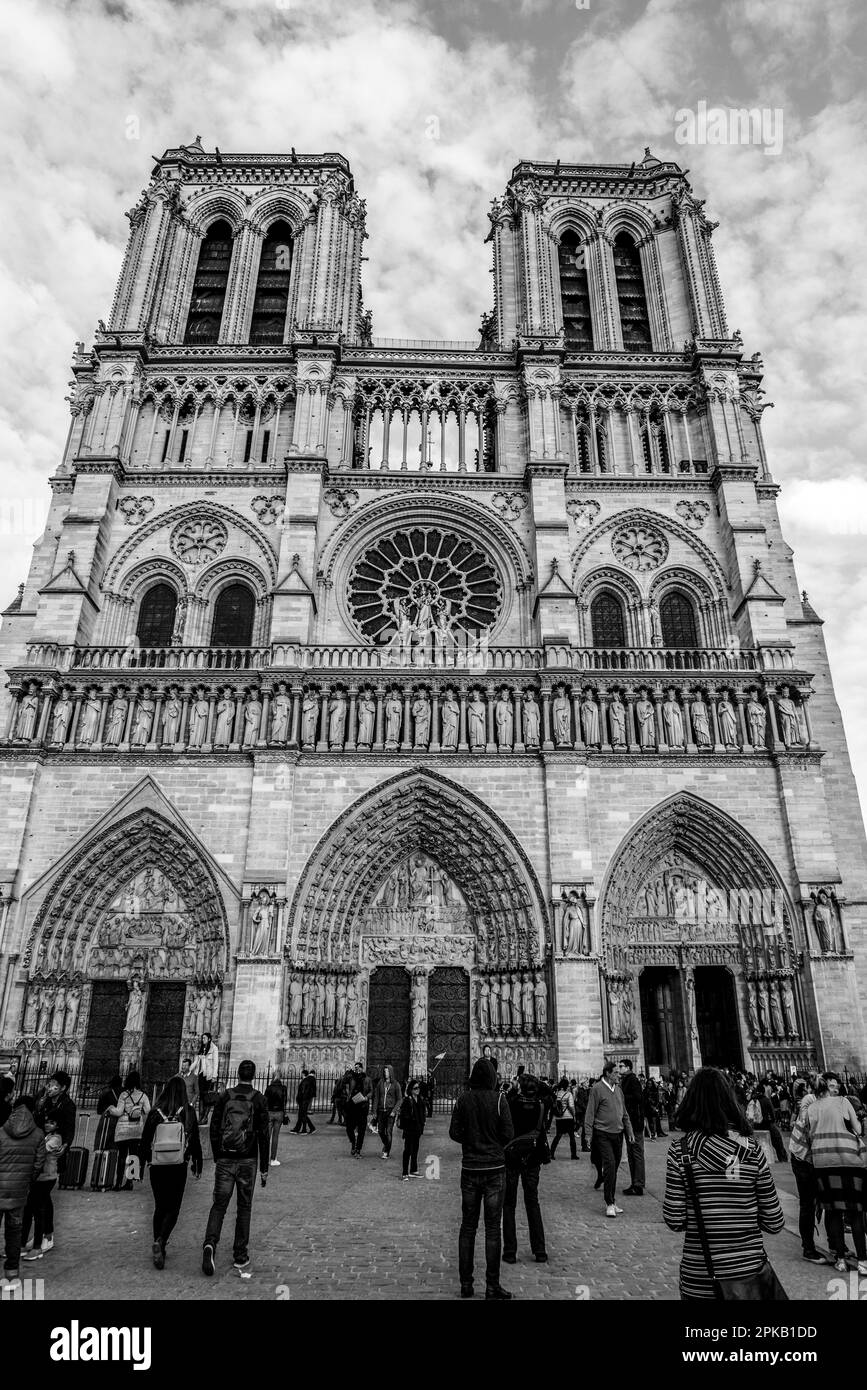 Schönes Portal der berühmten Kathedrale Notre Dame in Paris vor dem Feuer, Frankreich Stockfoto