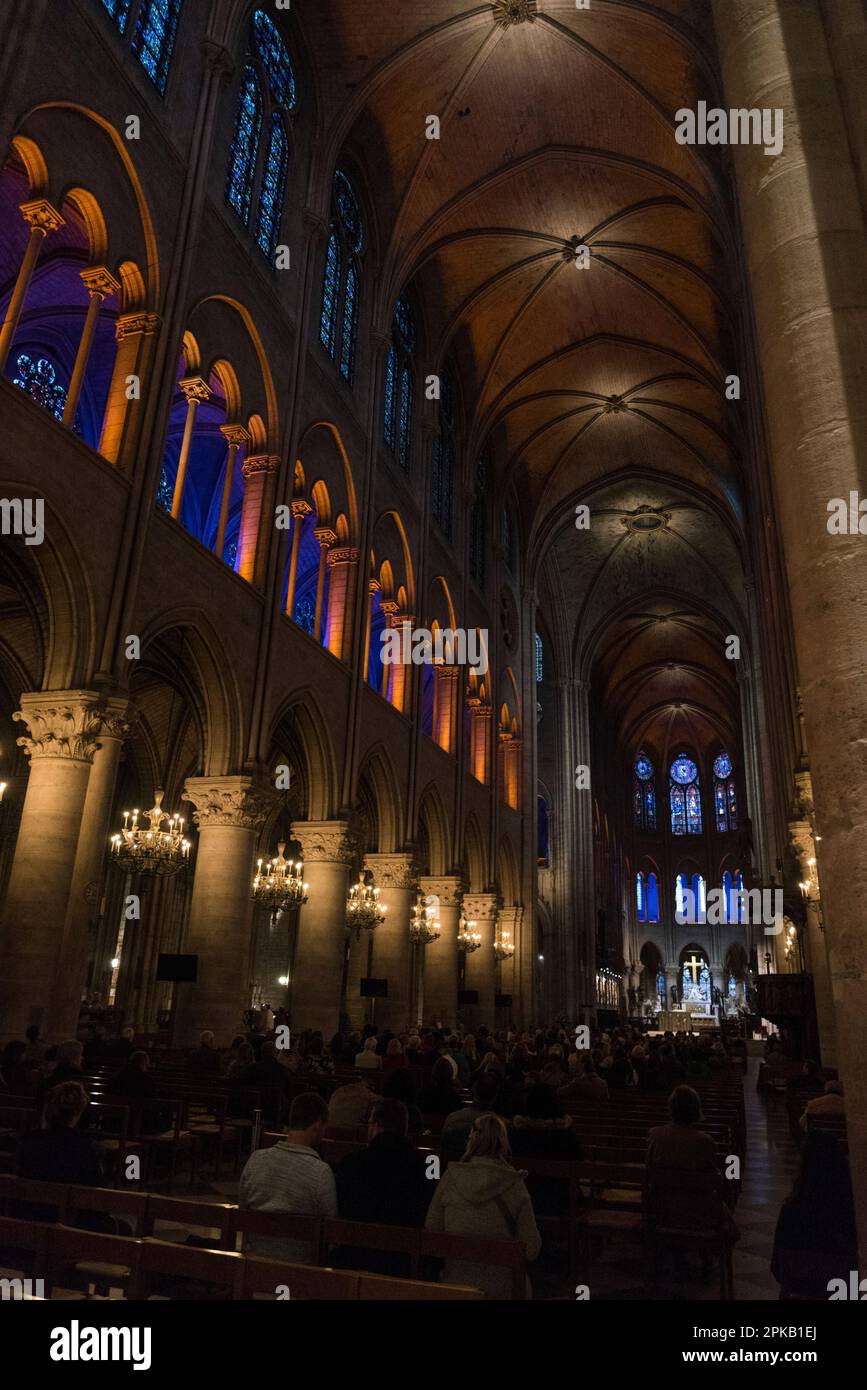 Künstlerische Lichtinstallation in der Kathedrale Notre Dame in Paris vor dem Brand, Frankreich Stockfoto