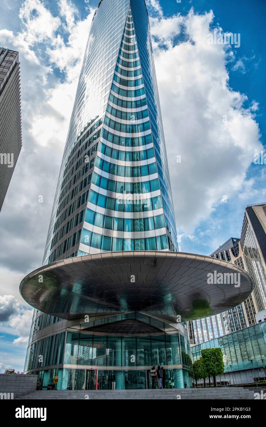 Malerische Wolkenkratzer mit Glasfassaden im Pariser Viertel La Defense Stockfoto