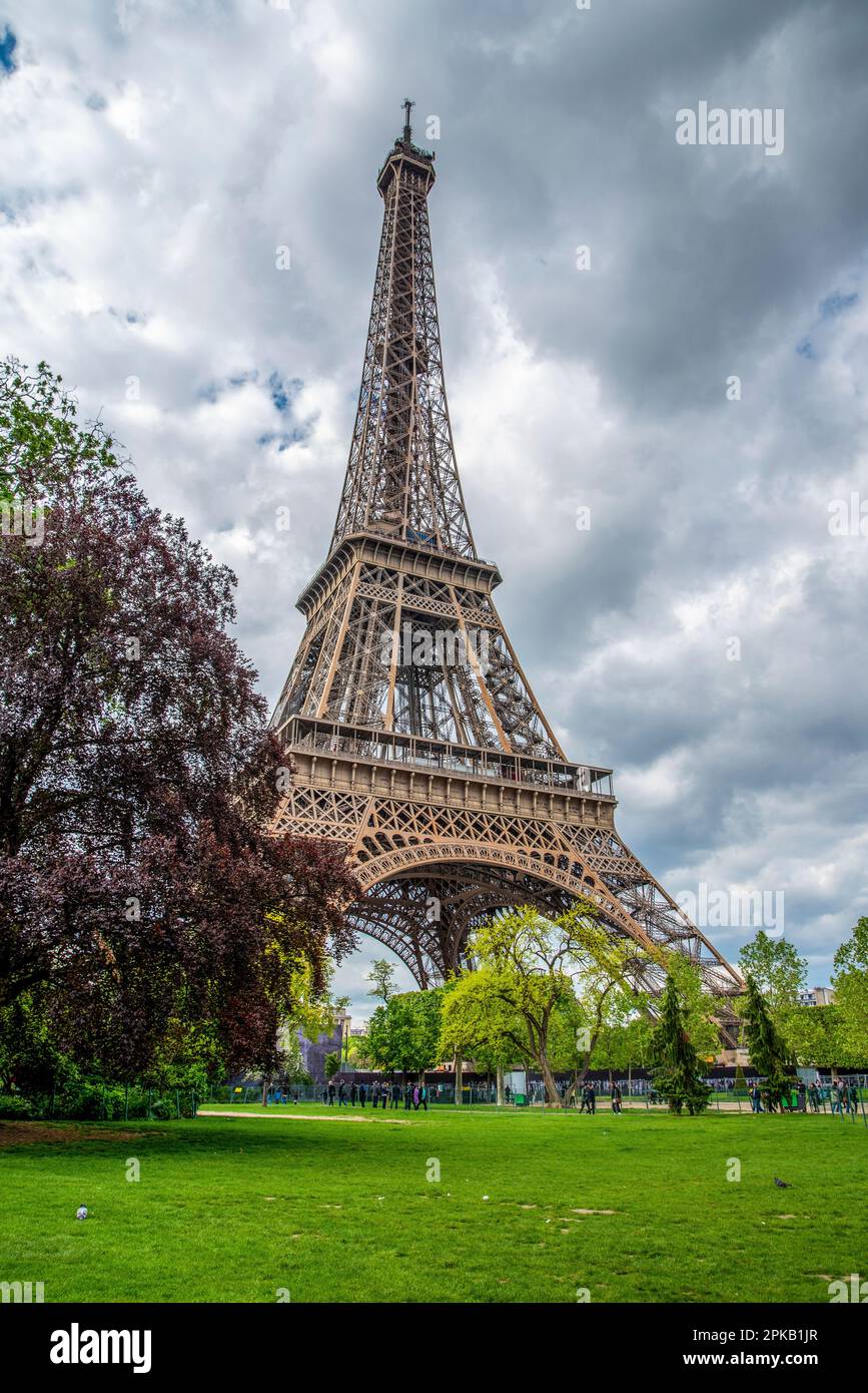 Blick auf den Eiffelturm im Sommer, Paris, Frankreich Stockfoto