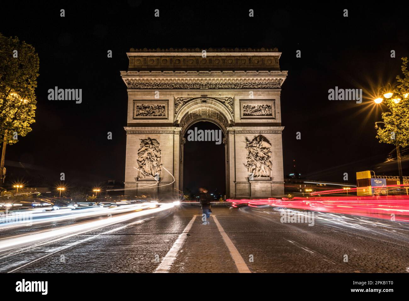 Nächtlicher Verkehr auf den Champs-Elysees, Arc de Triomph im Hintergrund, Paris, Frankreich Stockfoto
