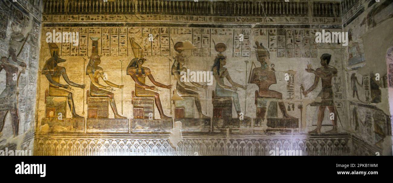 Bunte Reliefbilder in antiken Gräbern, Dier el Medina, Ägypten Stockfoto