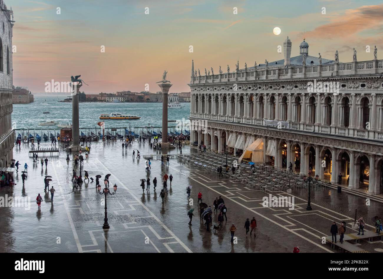 Der Markusplatz in Venedig bei schlechtem Wetter und hohem Gezeiten, Italien Stockfoto