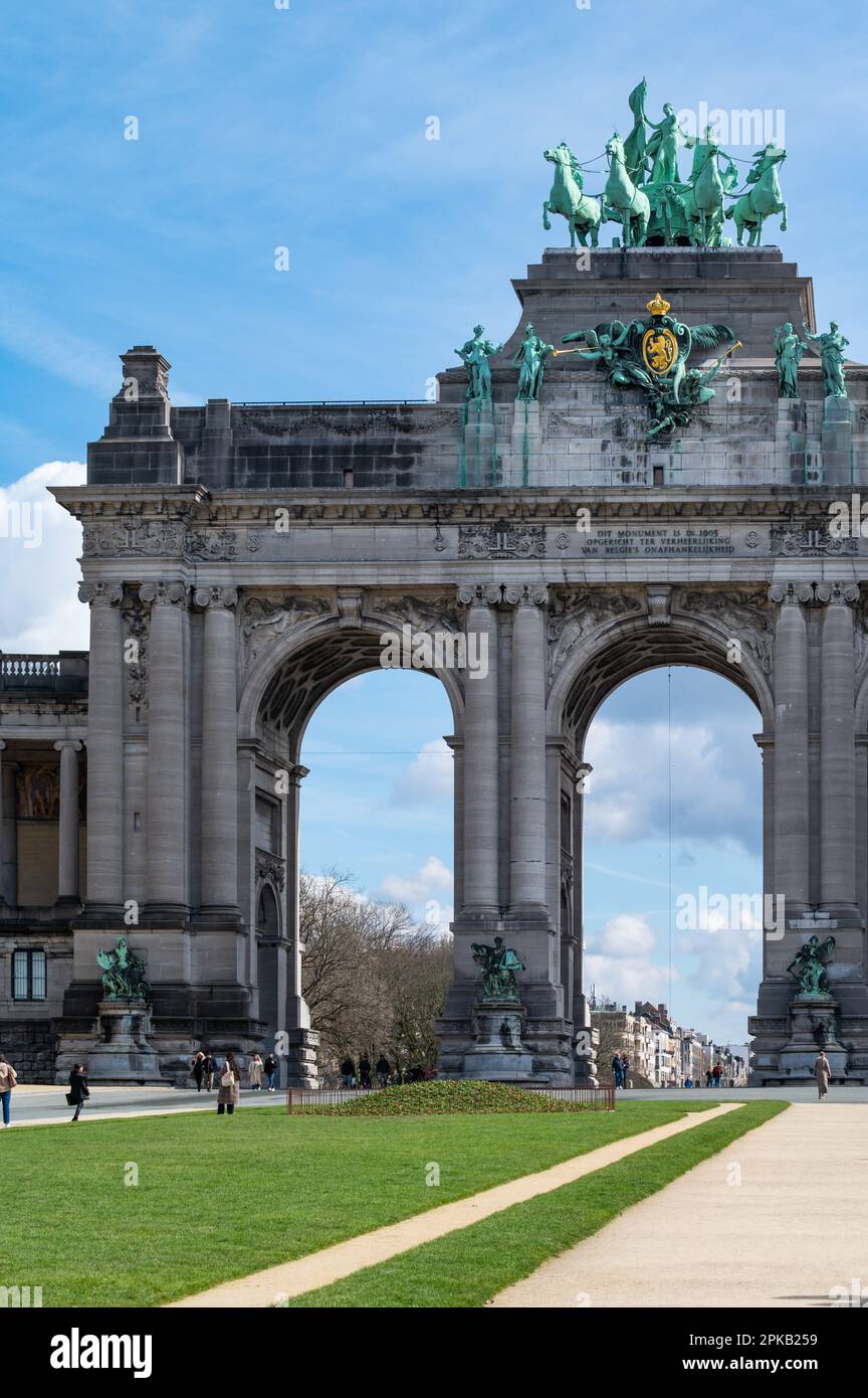 Europäisches Viertel Brüssel, Belgien - 15. März 2023 - Triumphbogen im Cinquentenaire Park mit grünem Rasen Stockfoto