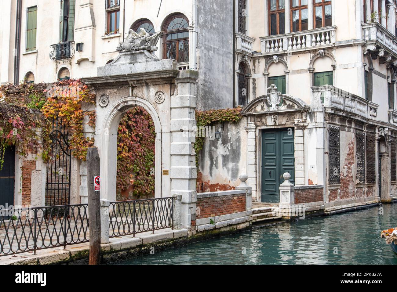 Eingang eines alten Barockpalastes im Dorsoduro-Viertel, Venedig, Italien Stockfoto