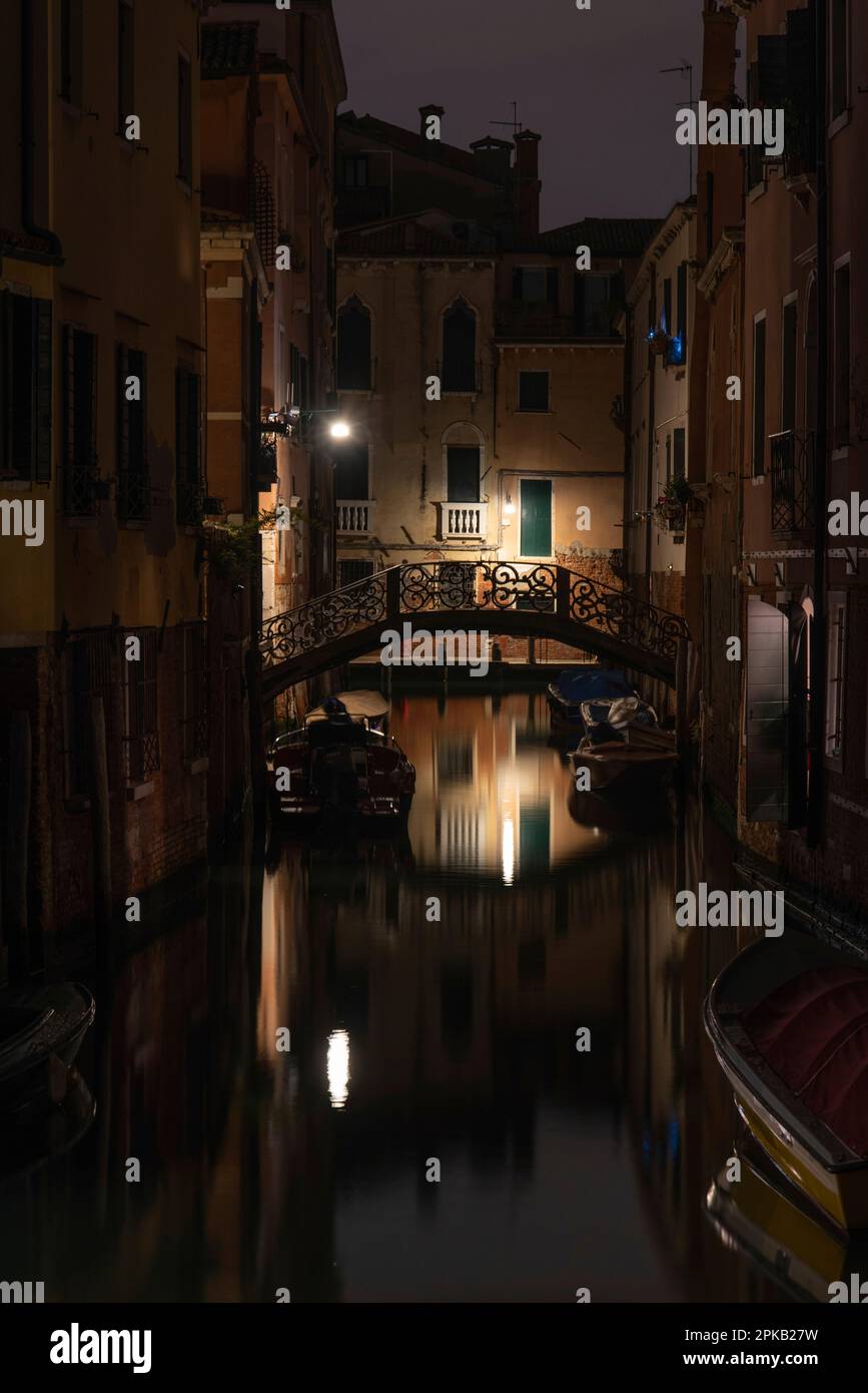 Ein Kanal irgendwo im Viertel San Polo bei Nacht, Venedig, Italien Stockfoto