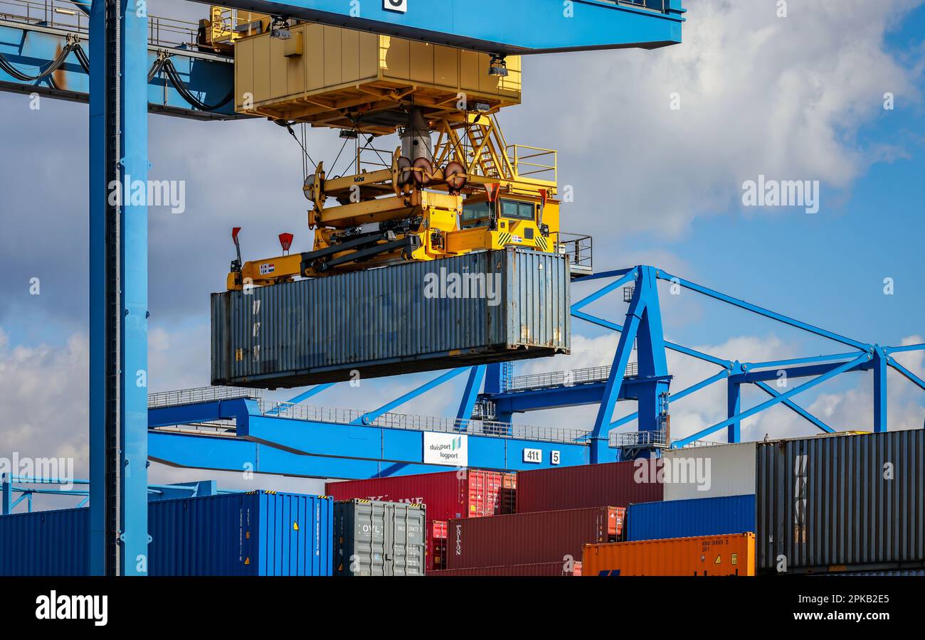 Duisburg, Nordrhein-Westfalen, Deutschland - Container im Hafen von Duisburg werden auf einen Güterzug verladen, die neue Seidenstraße verbindet die Europea Stockfoto