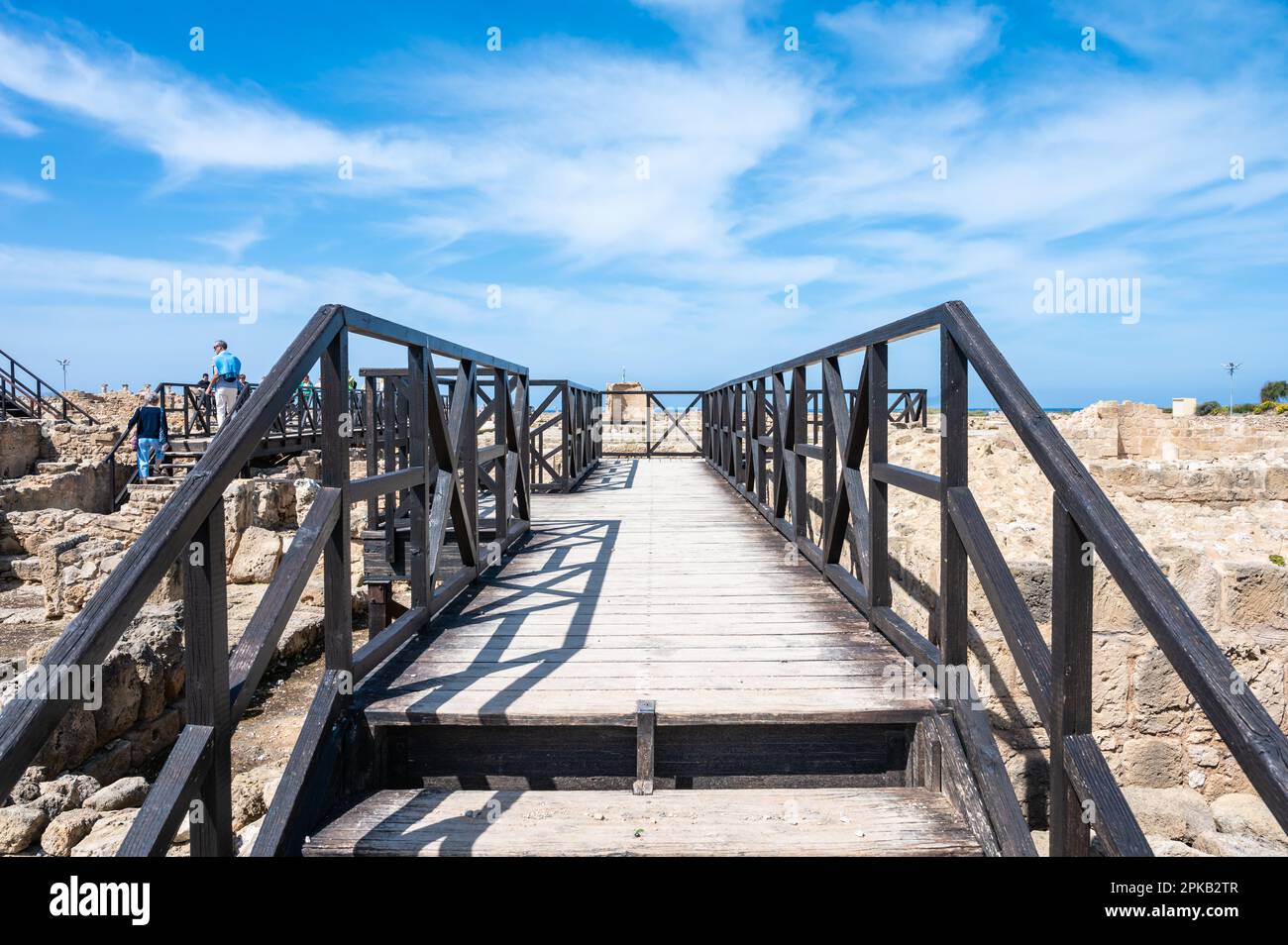 Paphos, Paphos-Viertel, Zypern - 23. März 2023 - Holztreppe und Wanderweg am Nea Paphos UNESCO-Weltkulturerbe Stockfoto