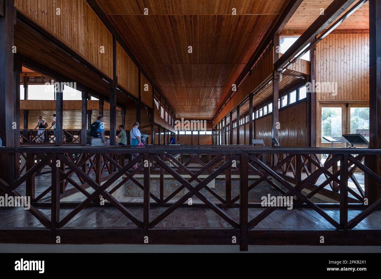 Paphos, Paphos-Viertel, Zypern - 23. März 2023 - Innendesign der historischen Stätte Nea Paphos mit heller Holzrahmenkonstruktion Stockfoto