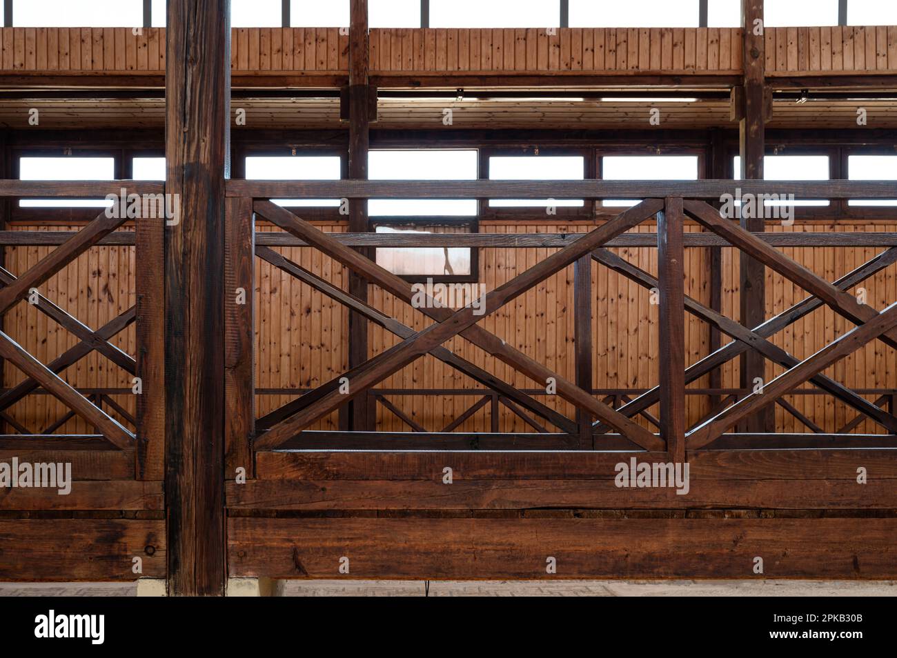 Paphos, Paphos-Viertel, Zypern - 23. März 2023 - Innendesign der historischen Stätte Nea Paphos mit heller Holzrahmenkonstruktion Stockfoto