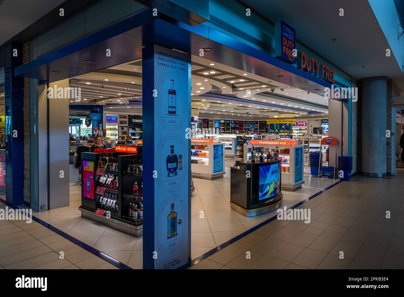 Paphos, Zypern, 27. März 2023 - Duty-Free-Shop am Paphos International Airport Stockfoto