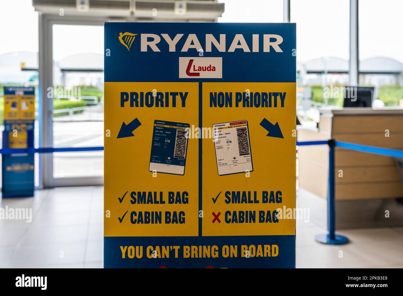Paphos, Zypern, 27. März 2023 - Ryanair unterschreiben für Priority- und Non-Priority-Passagiere Stockfoto