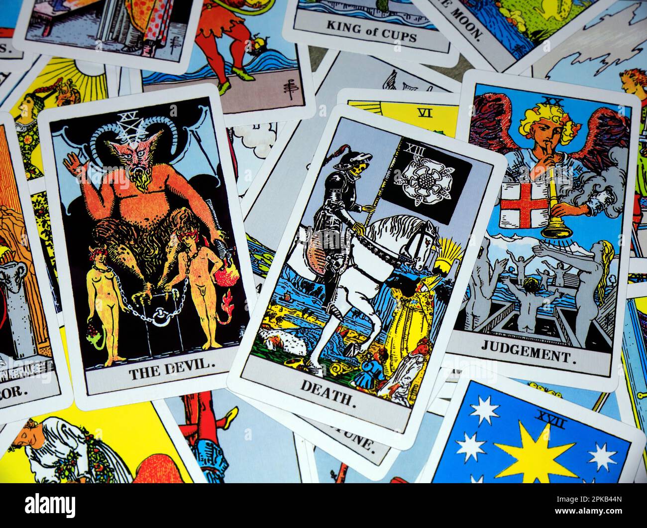 Tarotkarten-verstreute Anordnung. Urteil, Tod und Teufel Stockfoto