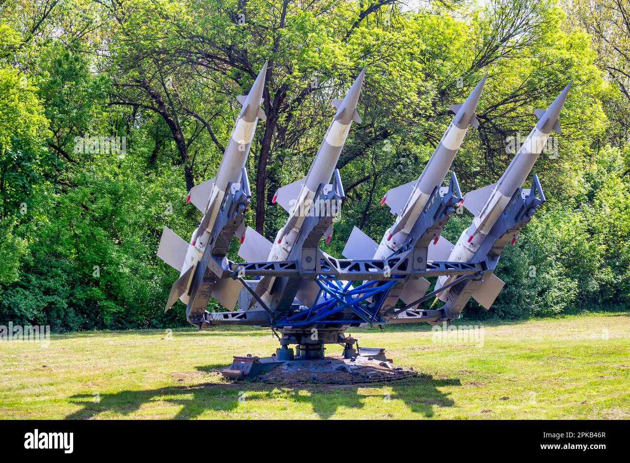 Abschussvorrichtung mit vier Raketen gegen den Wald. Boden-Luft-Rakete. Stockfoto