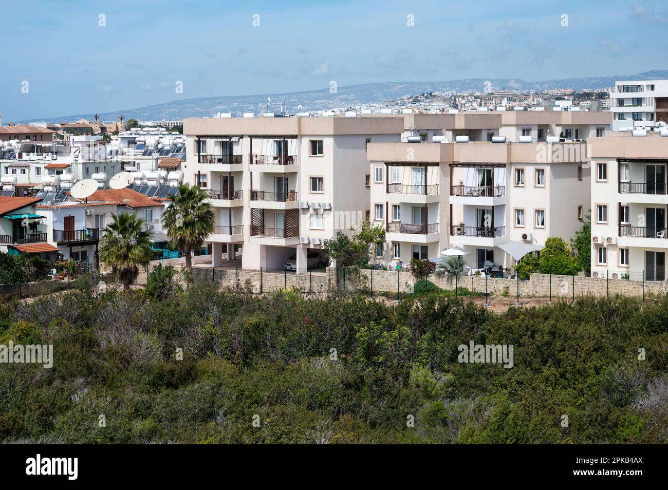 Paphos, Paphos-Viertel, Zypern - 23. März 2023 - Landschaftsblick über den Fabrica-Hügel Stockfoto