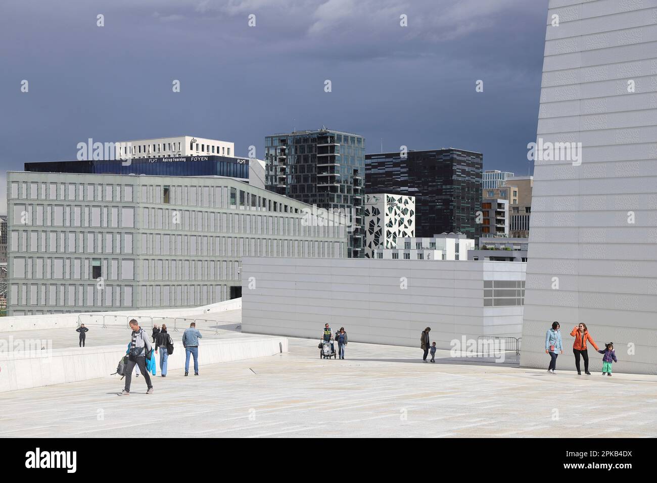 Oslo, Norwegen, Oper, Dach, Passanten Stockfoto