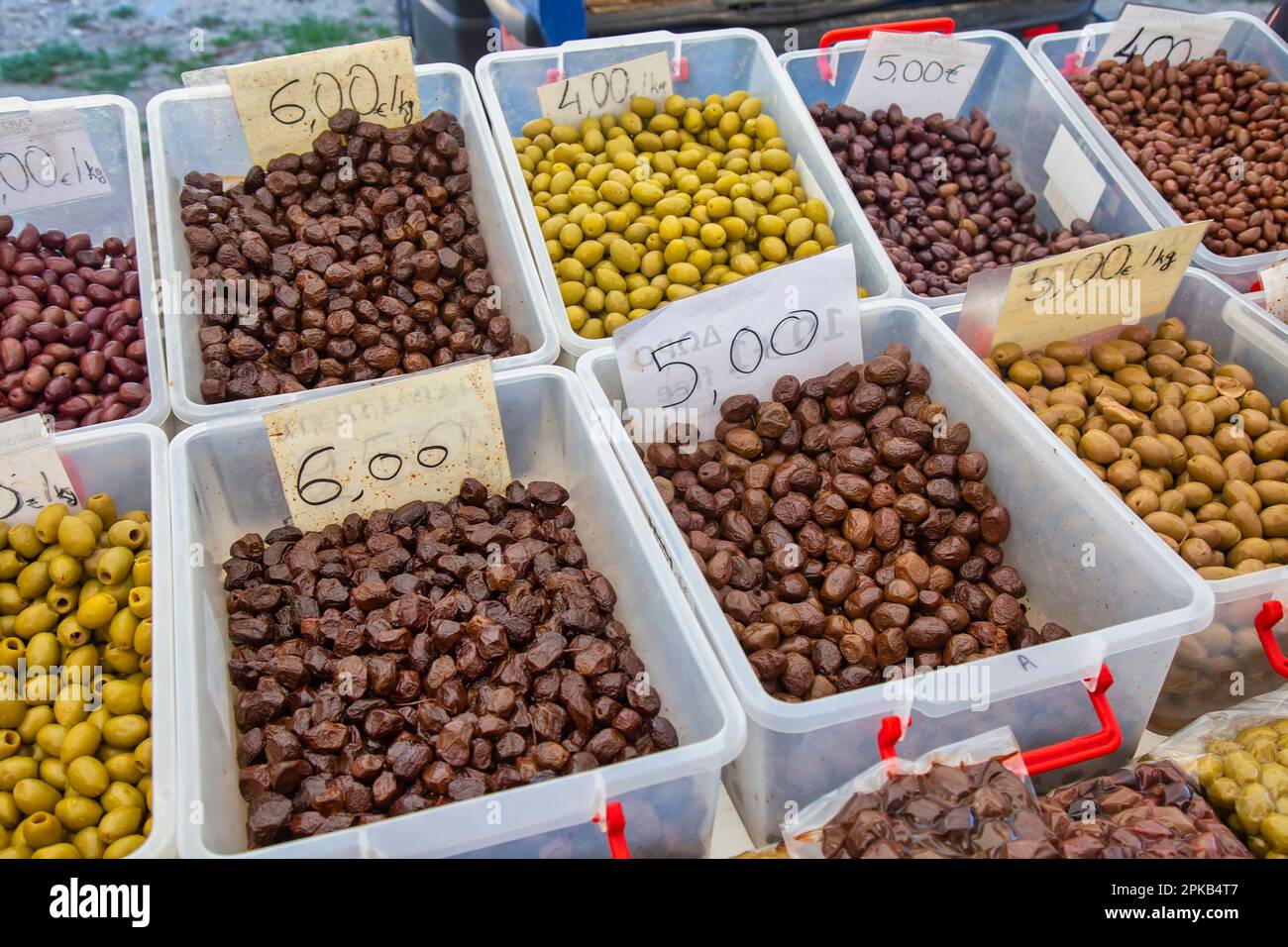 Verschiedene Oliven auf dem Bauernmarkt, Nikiti, Sithonia, Griechenland. Selektiver Fokus. Stockfoto