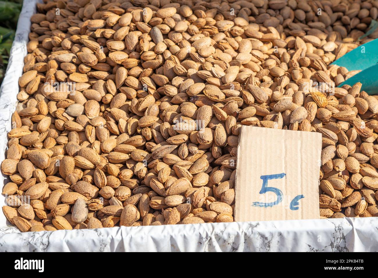 Ein Haufen roher Mandelnüsse auf dem Bauernmarkt, Nikiti, Sithonia, Griechenland. Selektiver Fokus. Stockfoto