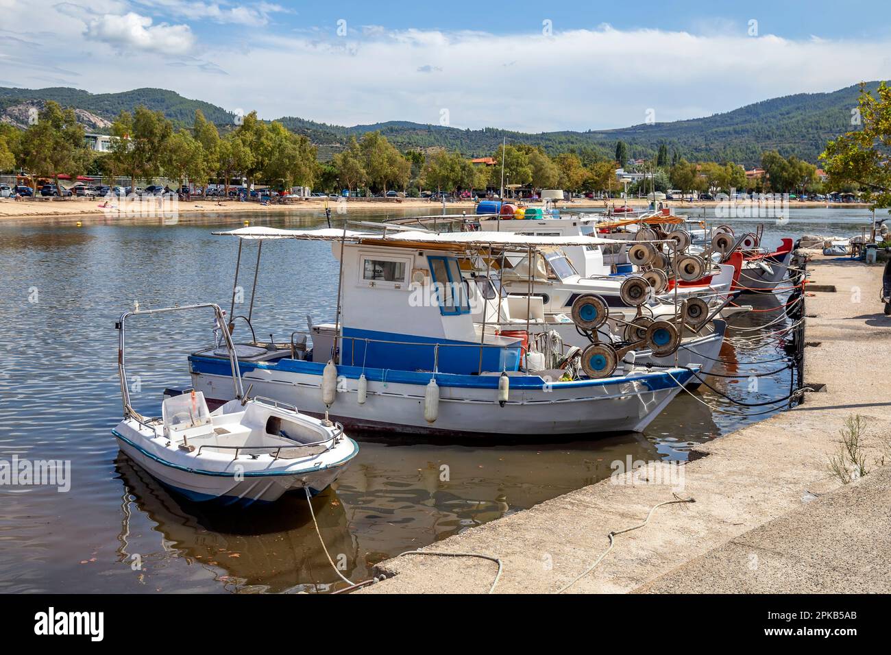 Fischerboote am Dock warten Fischer, Neos Marmaras, Sithonia, Griechenland. Stockfoto