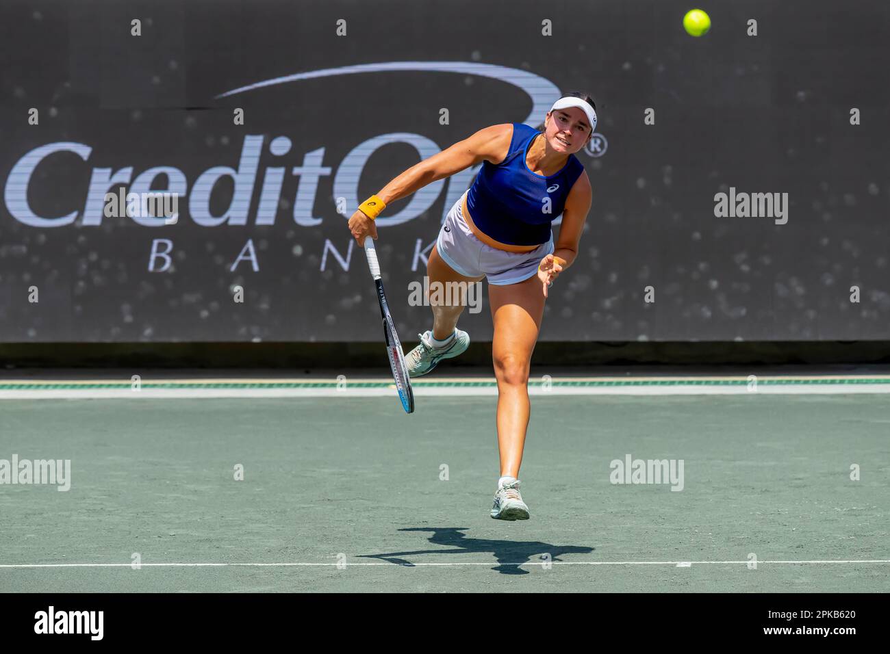 Charleston, SC, USA. 6. April 2023. (WC) CAROLINE DOLEHIDE USA spielt bei der WTA Series für die Credit One Charleston Open in Charleston, SC, USA gegen (2) ONS JABEUR tun. (Kreditbild: © Walter G. Arce Sr./ZUMA Press Wire) NUR REDAKTIONELLE VERWENDUNG! Nicht für den kommerziellen GEBRAUCH! Stockfoto