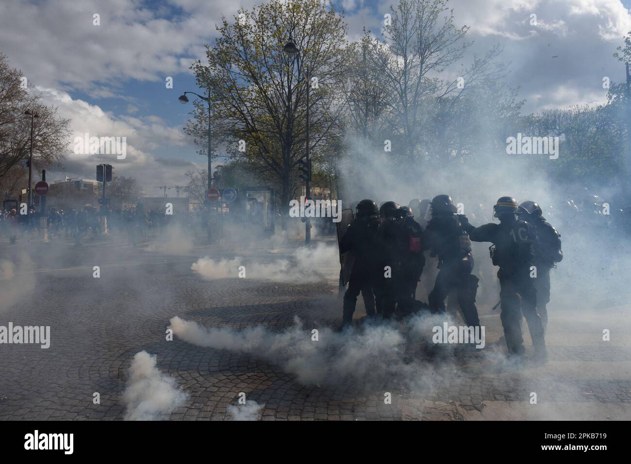 Paris, Frankreich. 6. April 2023. Neue Zusammenstöße zwischen Polizei und Demonstranten in Paris am elften Tag der Mobilisierung gegen EMMANUEL MACRONS Rentenreform. Laut den Gewerkschaften nahmen heute 400.000 Menschen die Straße ein. Während des Protests gab es Momente der Spannung und Gewalt und mindestens zwei Polizisten und ein Demonstrante wurden verletzt.Französische Polizei, die von Tränengasrauch bedeckt war (Kreditbild: © Ervin Shulku/ZUMA Press Wire), NUR REDAKTIONELLE VERWENDUNG! Nicht für den kommerziellen GEBRAUCH! Kredit: ZUMA Press, Inc./Alamy Live News Stockfoto