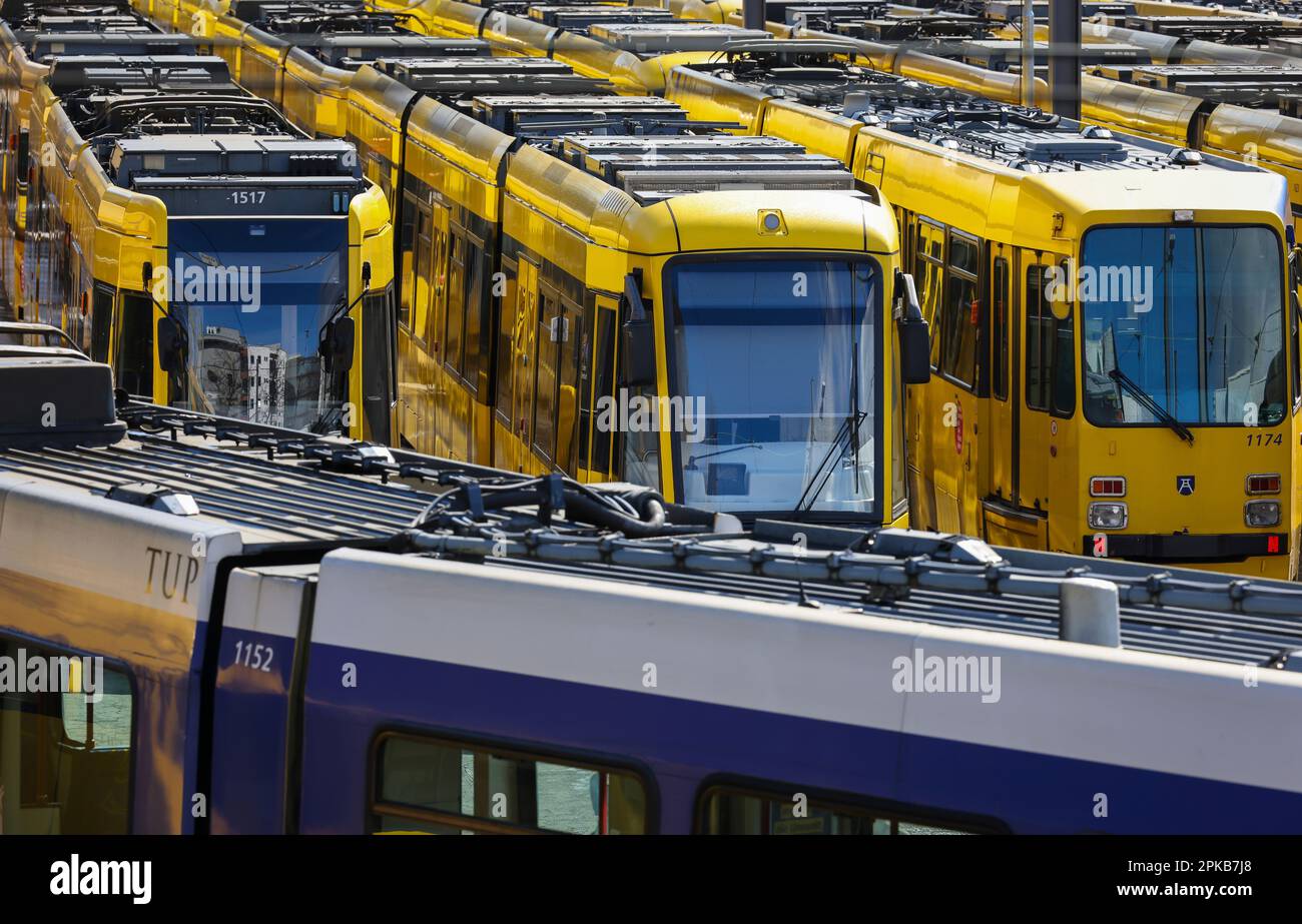 Essen, Nordrhein-Westfalen, Deutschland - Straßenbahnhaltestelle am Bahnhof der Ruhrbahn, Verdi und EVG-Warnstreik. Stockfoto