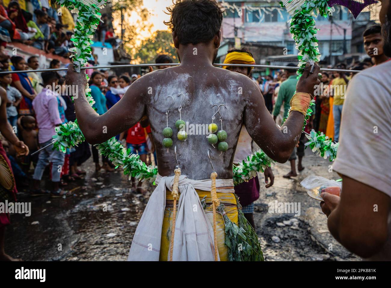 6. April 2023, Bandel, Westbengalen, Indien: Ein Gläubiger führt während einer religiösen Prozession des Bhel Bhel Festivals ein Ritual durch. Bandel Sitala Puja wird in Bandel, Westbengalen, gefeiert, mit Tamilen und bengalischer Gemeinde. Murugan ist in anderen Ländern wie Sri Lanka, Singapur und Malaysia beliebt. Zu den exklusiven Ritualen gehören mehrere einheimische Menschen, die an einem Ritual teilnehmen, bei dem sie ihre Körperhaut, Zunge, Wangen mit einer langen Metallstange und mehrere Haken am Rücken durchbohren, während sie eine Prozession in Richtung Tempel und Feuerspaziergang machen. (Kreditbild: © Saurabh Stockfoto