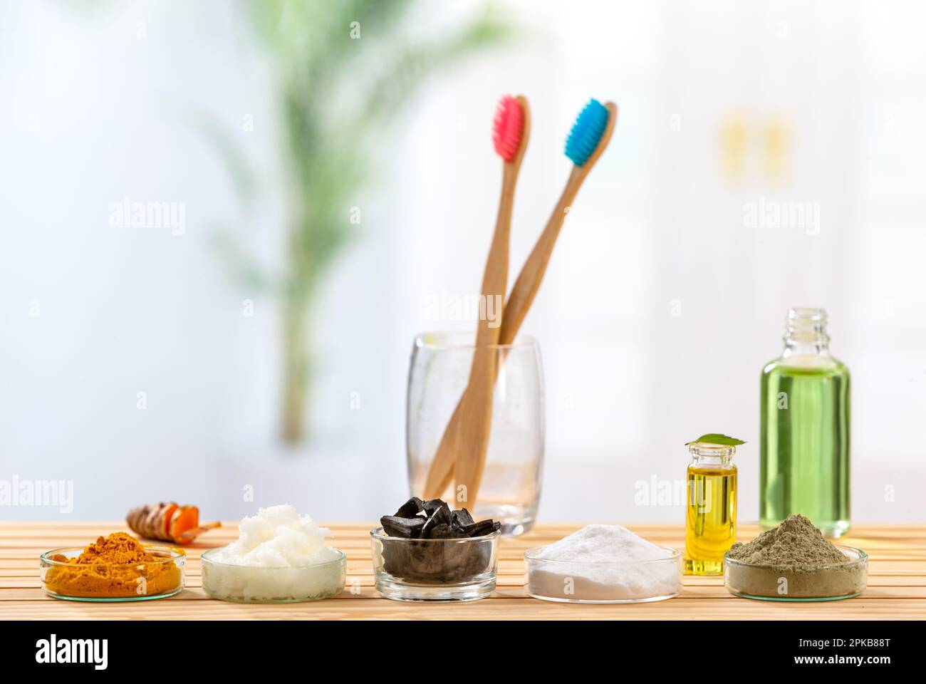 Hausgemachte Zahnpasta aus Backpulver, grünem Ton, Kurkuma, Holzkohle, Kokosöl und ätherischem Minzöl. Stockfoto