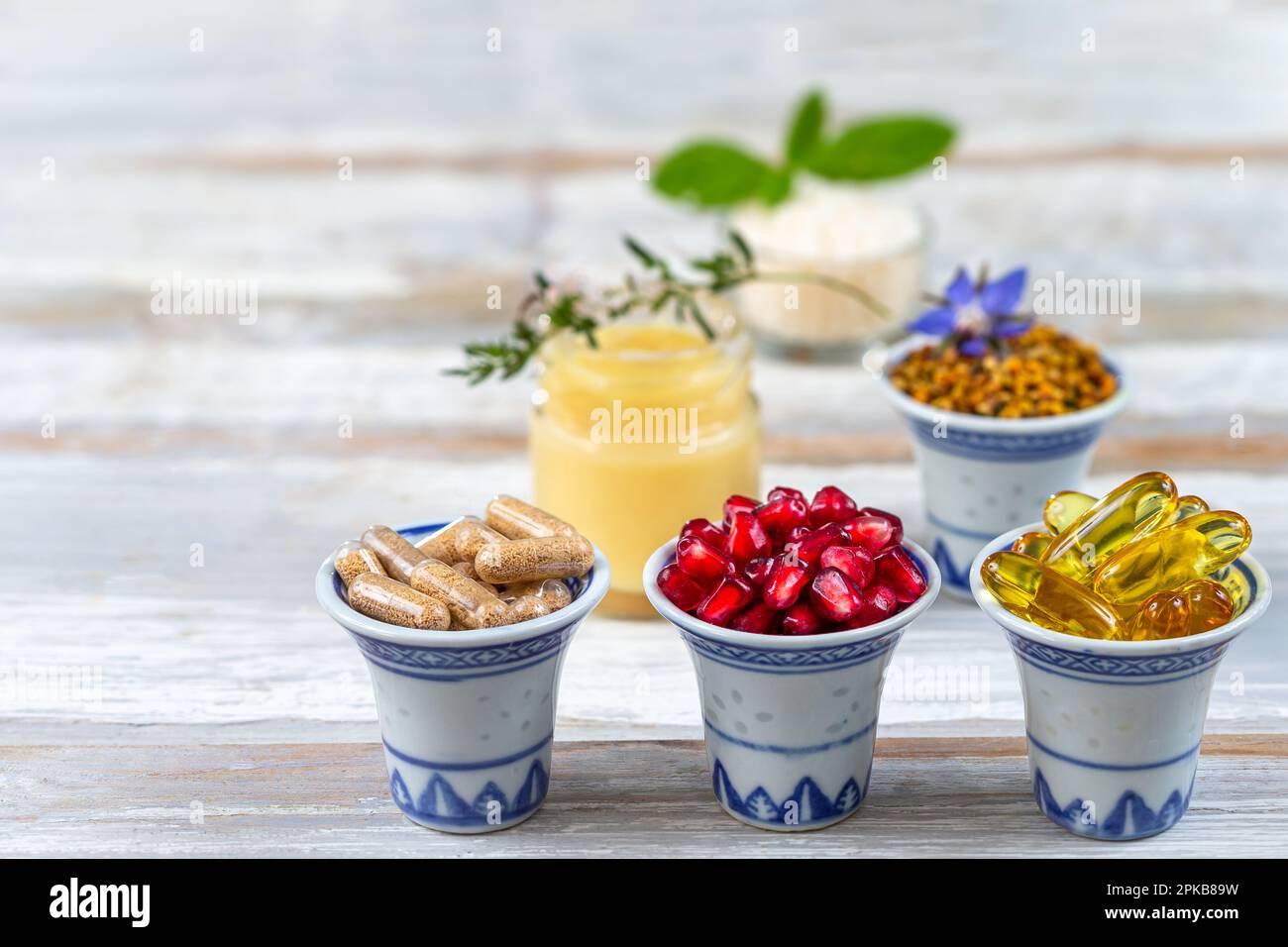 Nahrungsergänzungsmittel, Pollen, Gelée Royale und Granatäpfel. Stockfoto