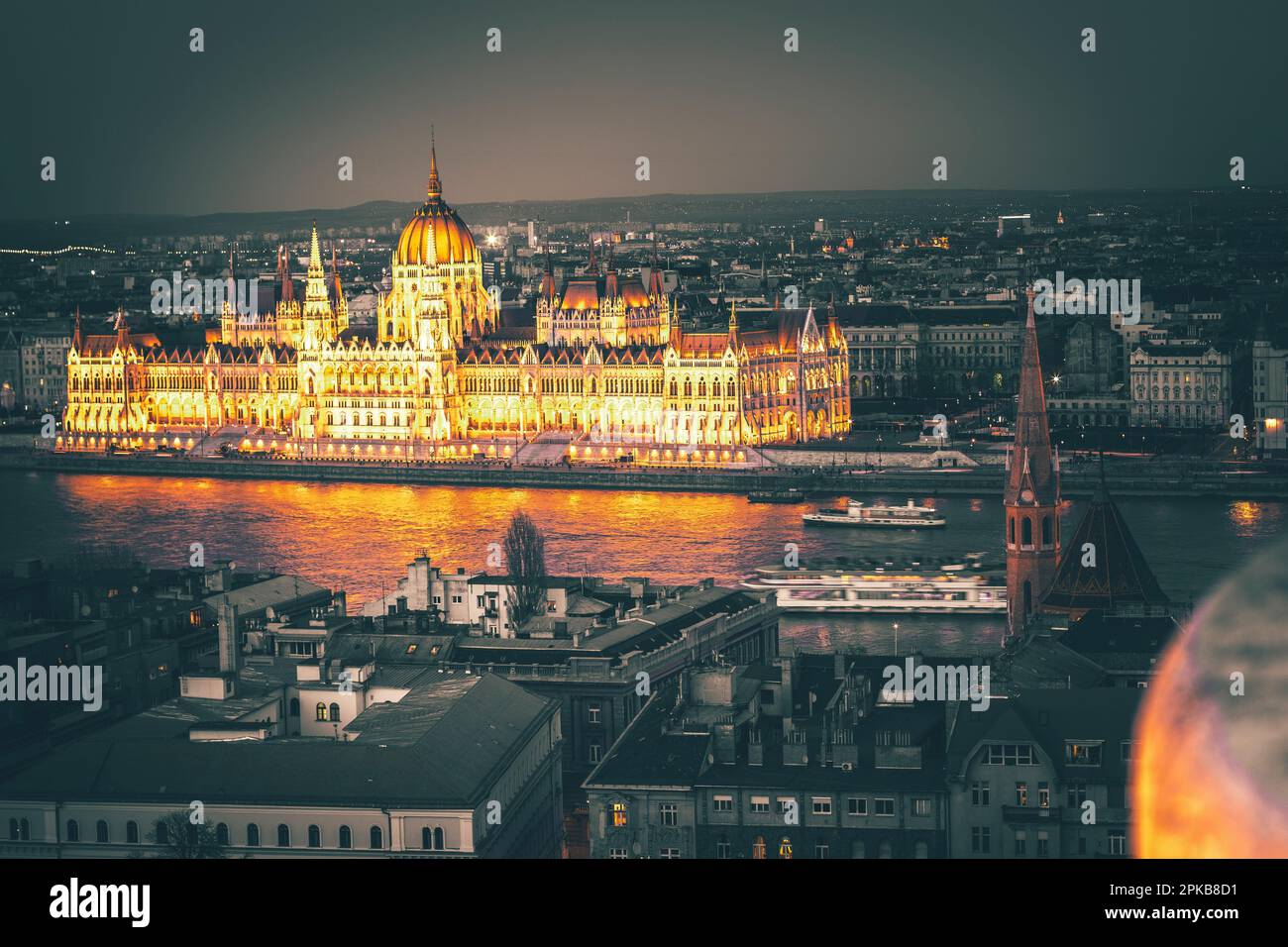 Das Parlament in Budapest, Ungarn, herrliches historisches Gebäude bei Nacht, direkt an der Donau Stockfoto