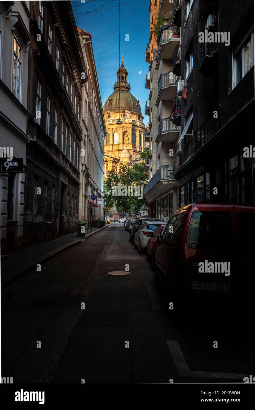 Blick auf die Straße auf St. Stephansdom / Szent ist n Basilika am