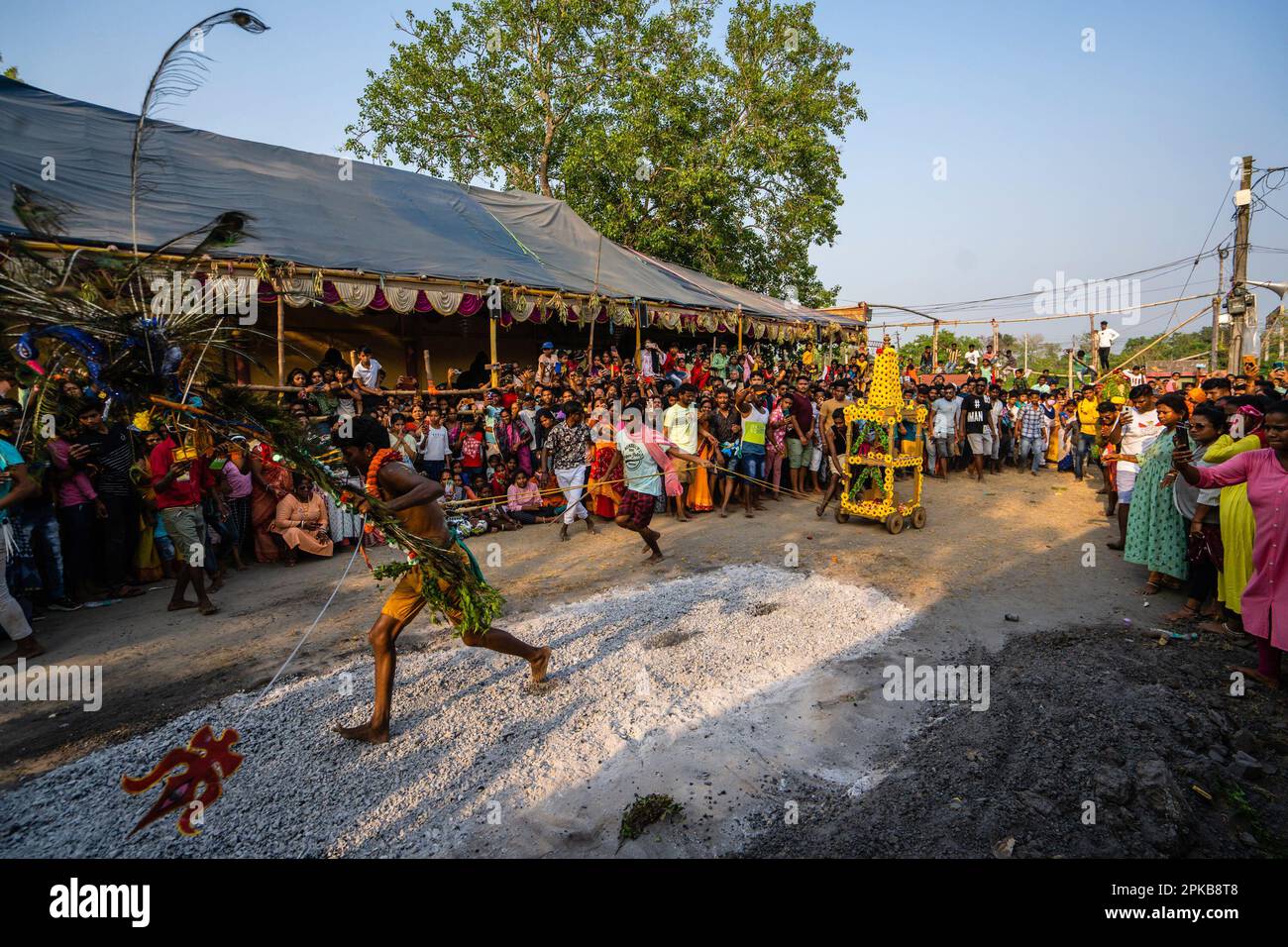 6. April 2023, Bandel, Westbengalen, Indien: Ein Gläubiger führt während einer religiösen Prozession des Bhel Bhel Festivals ein Ritual durch. Bandel Sitala Puja wird in Bandel, Westbengalen, gefeiert, mit Tamilen und bengalischer Gemeinde. Murugan ist in anderen Ländern wie Sri Lanka, Singapur und Malaysia beliebt. Zu den exklusiven Ritualen gehören mehrere einheimische Menschen, die an einem Ritual teilnehmen, bei dem sie ihre Körperhaut, Zunge, Wangen mit einer langen Metallstange und mehrere Haken am Rücken durchbohren, während sie eine Prozession in Richtung Tempel und Feuerspaziergang machen. (Kreditbild: © Saurabh Stockfoto