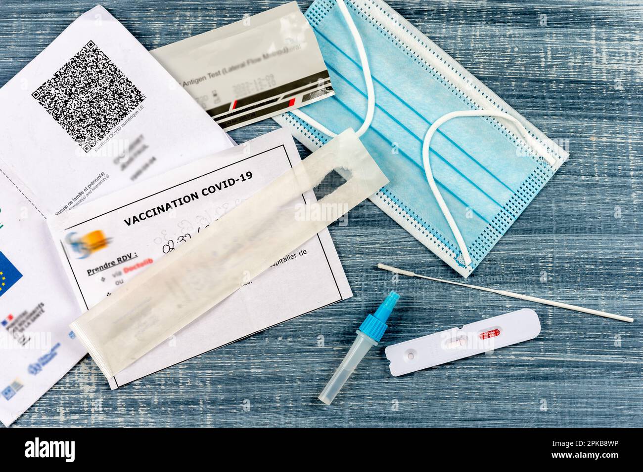 Nasaler Selbsttest, Masken, digitales Covid 19-Zertifikat. Stockfoto