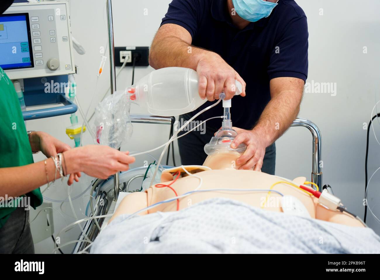 Krankenschwestern und Notfallschwestern werden an der Medizinischen Fakultät in Notfallverfahren und Wiederbelebung geschult. Stockfoto