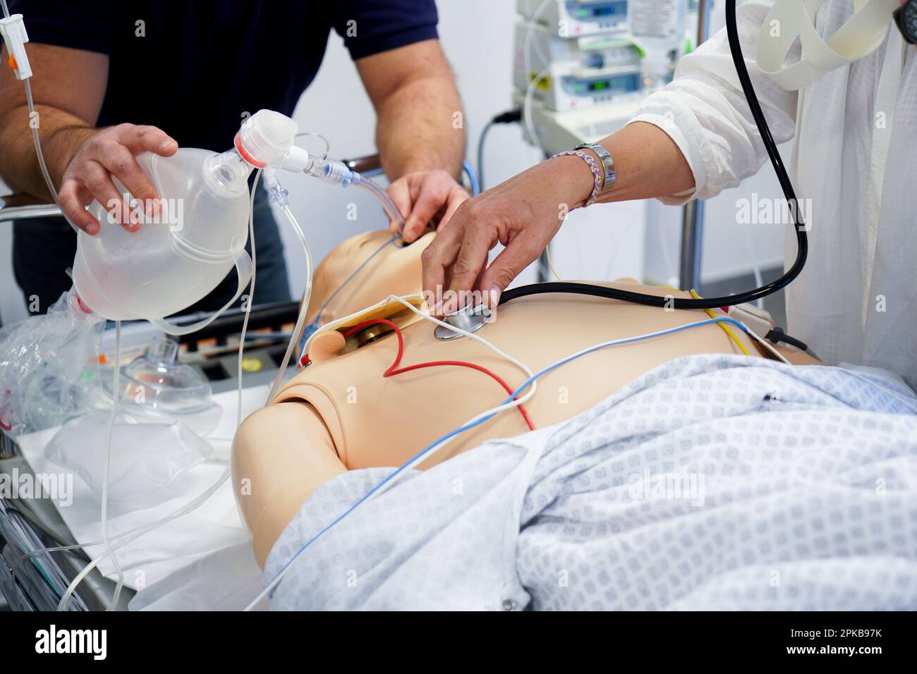 Krankenschwestern und Notfallschwestern werden an der Medizinischen Fakultät in Notfallverfahren und Wiederbelebung geschult. Stockfoto