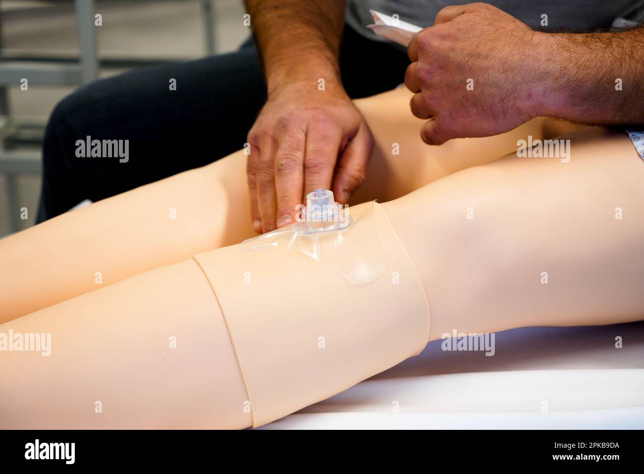 Krankenschwestern und Notfallschwestern werden an der Medizinischen Fakultät in Notfallverfahren und Wiederbelebung geschult. Stockfoto