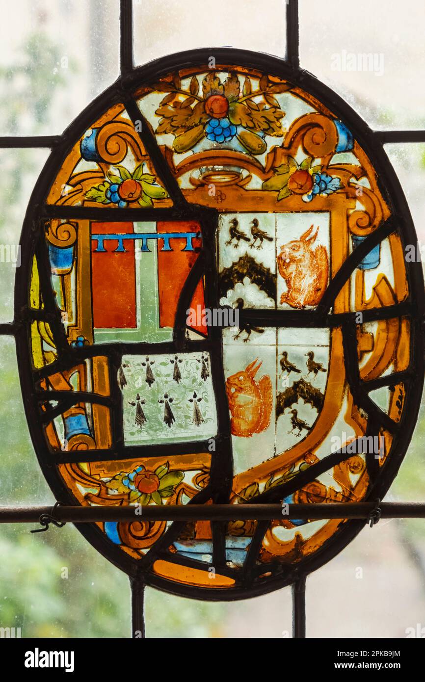 England, Kent, Edenbridge, Chiddingstone, Chiddingstone Castle, Buntglasfenster Stockfoto