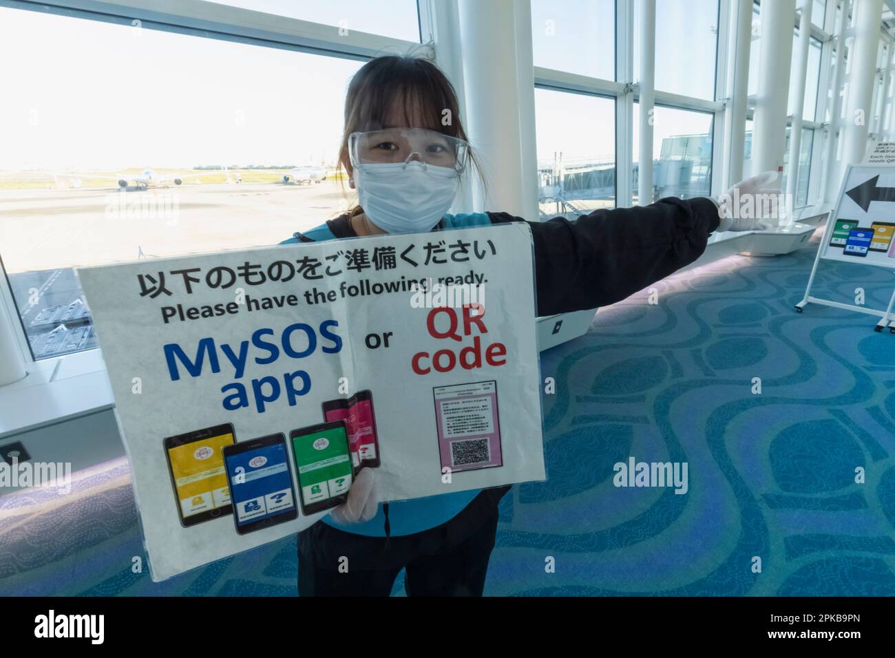 Japan, Honshu, Tokio, Flughafen Haneda, Internationales Terminal, Assistent für die COVID-Regelung bei Ankunft Stockfoto