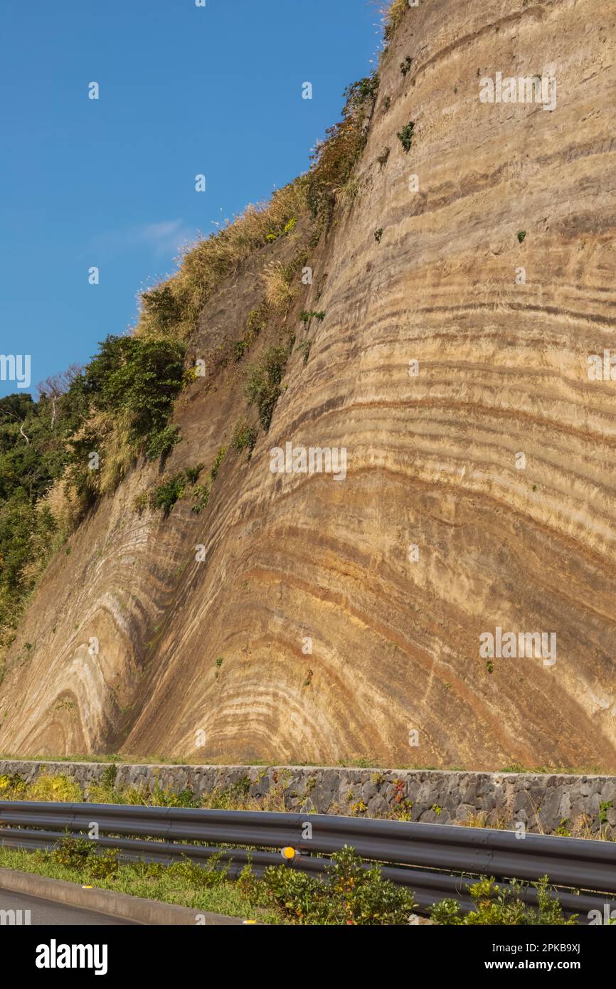 Japan, Honshu, Izu-Oshima Island, Road and Stratum Section of Cliffs Stockfoto
