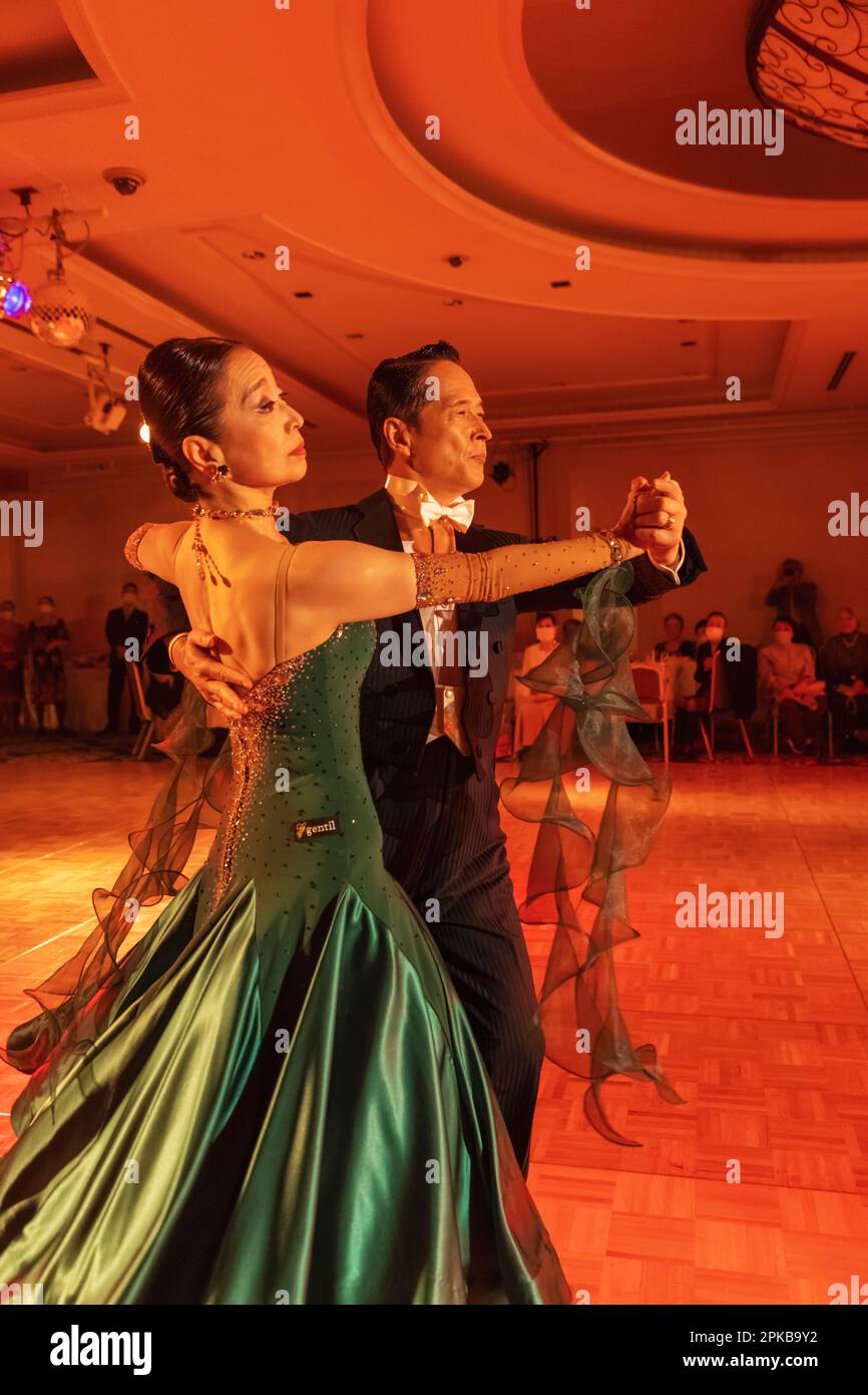 Japan, Honshu, Tokio, Tsutomu und Hiroko Hirada vom Hirada Tanzstudio, das Ballroom Tanz vorführt Stockfoto