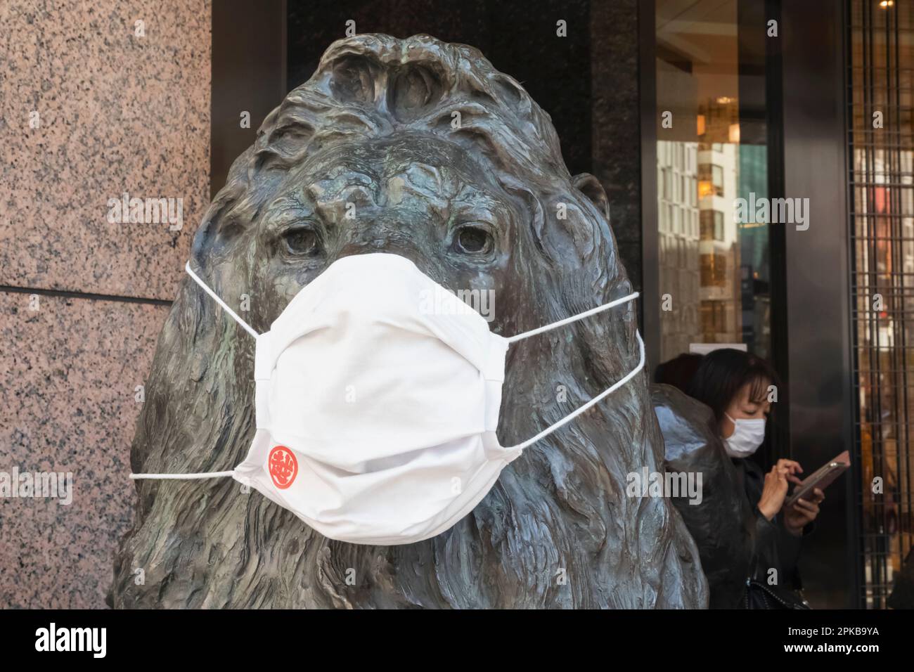 Japan, Honshu, Tokio, Ginza, Kaufhaus Mitsukoshi, Eintritt Löwenstatue mit RiesenCOVID-Maske Stockfoto