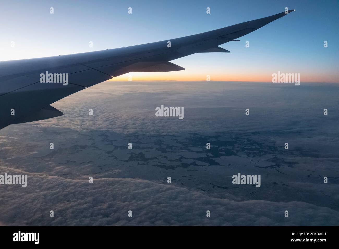 Flying Aeroplane Wing und Dawn Glow über dem Nordpol Stockfoto