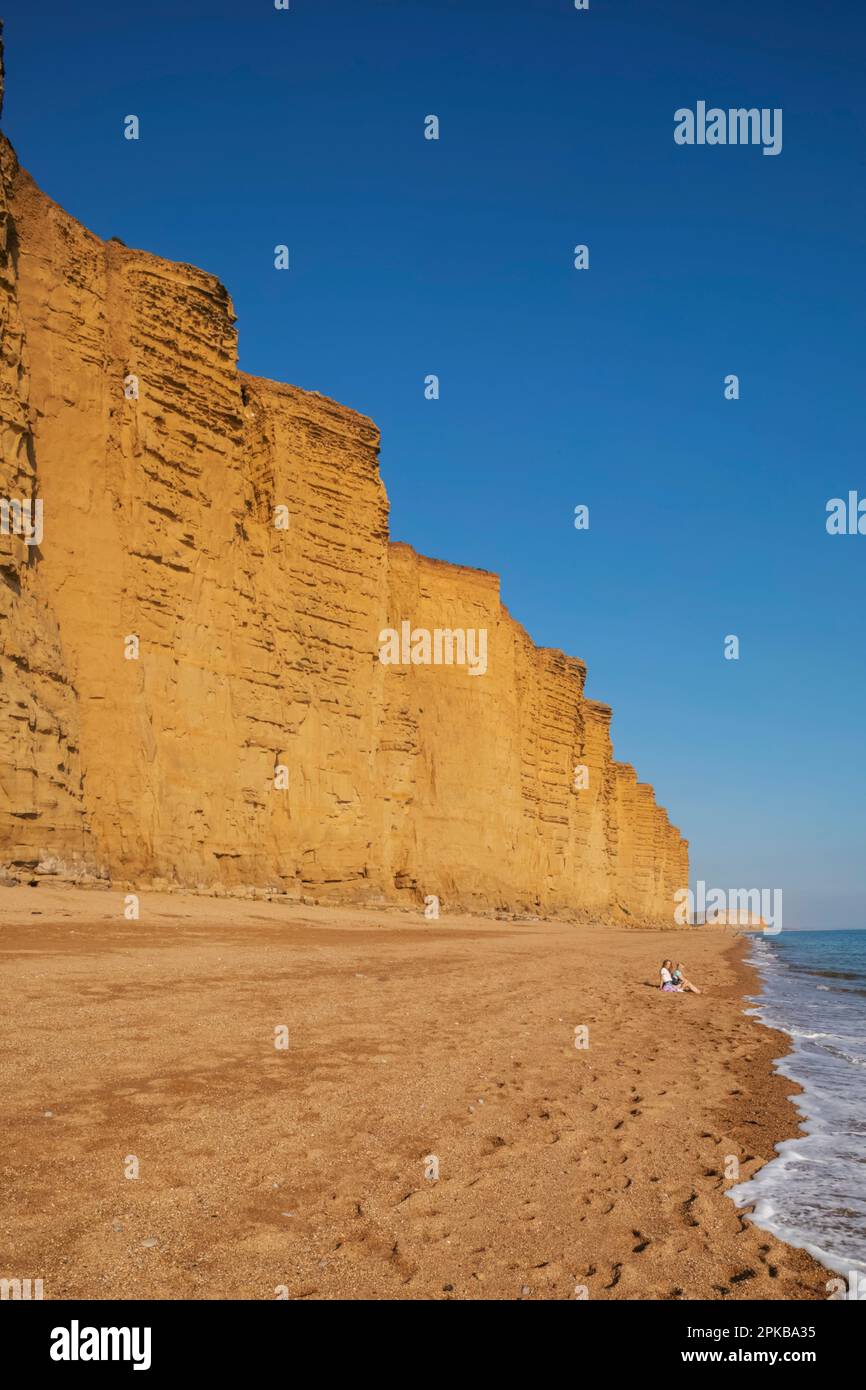 England, Dorset, Bridport, West Bay, Beach und Cliffs Stockfoto